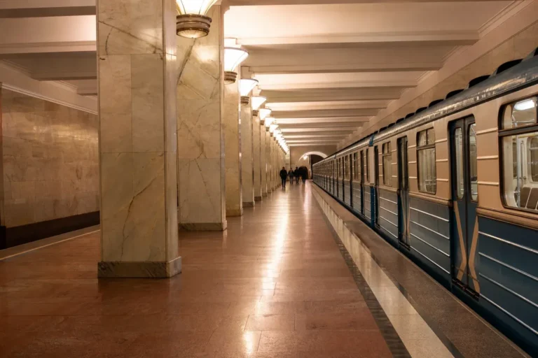 Aleksandrovsky Sad Metro Station: Kremlin Stop on Line 4, ABBA Hub