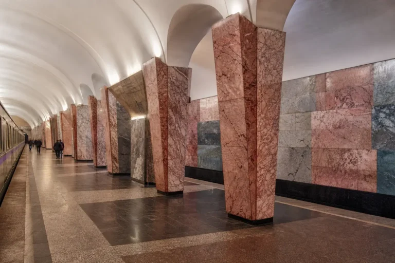 Barrikadnaya Metro Station: Barricade Pylons and Ring Line Transfer
