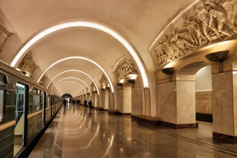 Dinamo Metro Station: 1938 Sport-Themed Deep Station on Line 2