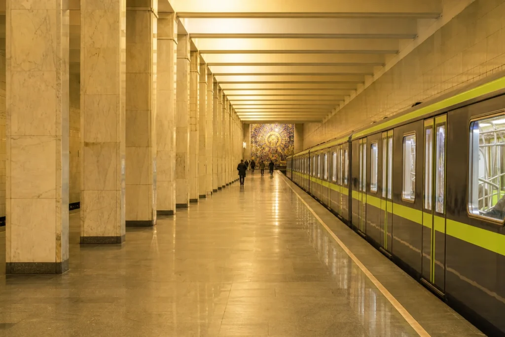 Dubrovka Metro Station: 62 m Deep, Tsereteli Mosaic and MCC Link