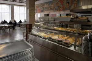 How to order food in a Russian canteen (stolovaya): Steps and Dishes