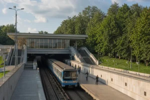Izmaylovskaya Metro Station: Surface Stop with Direct Park Entrance