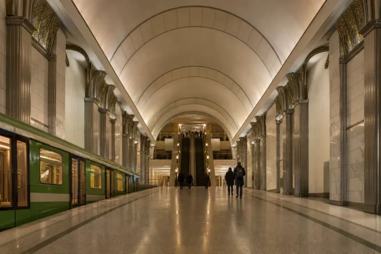 Krestyanskaya Zastava Metro Station: Peasant Labor Theme and Transfer