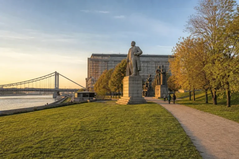Krymsky Val: New Tretyakov Gallery, Muzeon Park and Gorky Park
