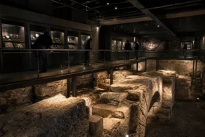 Moscow Museum of Archaeology: Underground Bridge, Hours, Tips