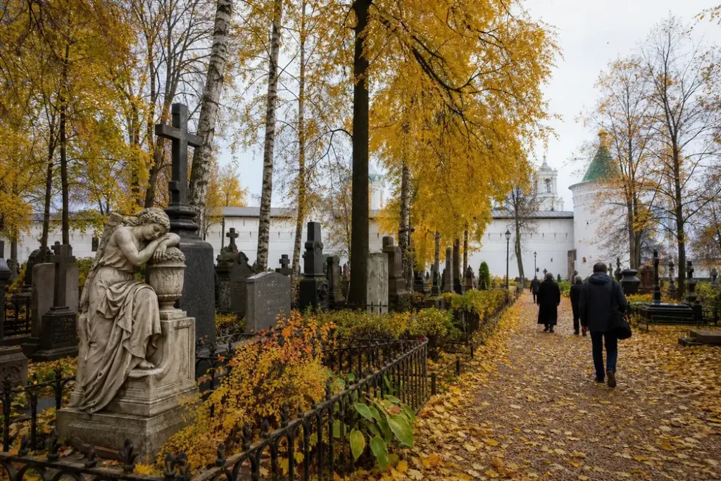 Novodevichy Cemetery Moscow: Famous Graves, Hours and Tips