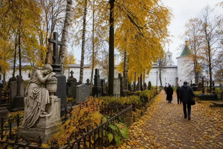 Novodevichy Cemetery Moscow: Famous Graves, Hours and Tips