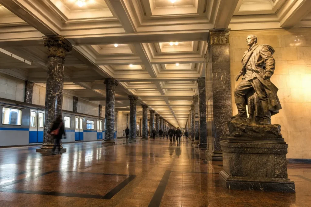 Partizanskaya Metro Station: 1944 Partisan Statues and Park Access