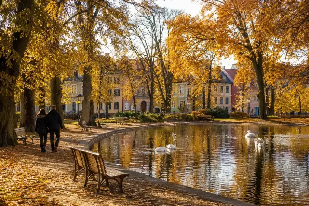 Patriarch's Ponds Moscow: Pond, Bulgakov Sites and Walking Tips