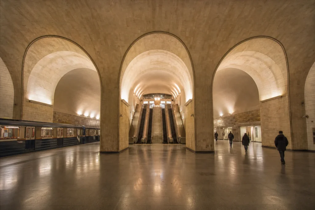 Ploshchad Ilyicha Metro Station: Deep Hall and Lime Line Transfer