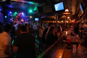 Ruki Vverh! Bar – Avtozavodskaya: 90s Disco-Karaoke Bar in Danilovsky