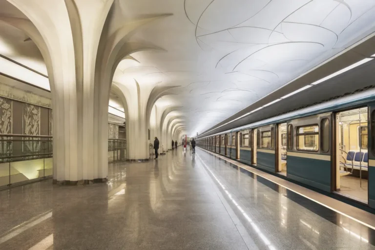 Slavyansky Bulvar Metro Station: Bionic Design, Facts and Visit Tips
